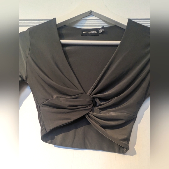 PrettyLittleThing Green Cropped Long Sleeves Top W/A Twist Design. Sz 2 Like New - Picture 8 of 8